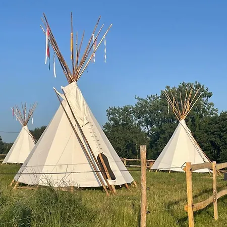 Terra-tipike, Tipi A La Ferme Entre Terre Et Trébry